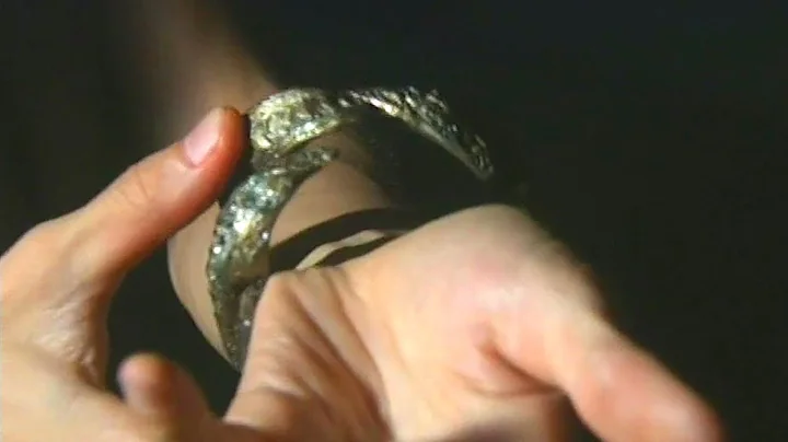 打铁匠捡到一个神奇手环，戴上后变身野兽，成为了惩恶扬善的英雄